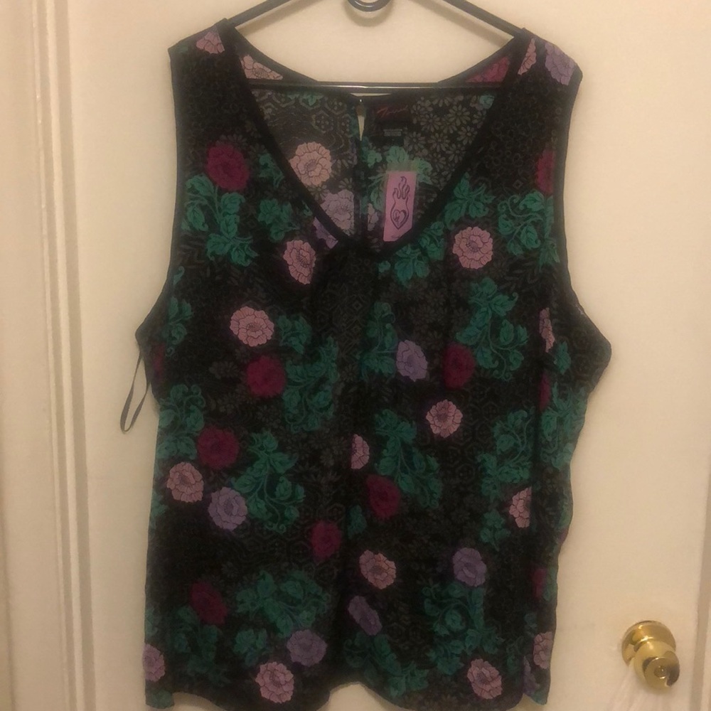 Floral sleeveless blouse 🌸